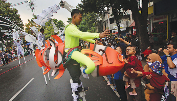 Parade mobil hias dalam HUT ke-44 Dekranas di Kota Solo.