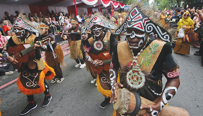 Parade mobil hias dalam HUT ke-44 Dekranas di Kota Solo.