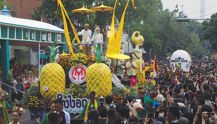 Persembahan Subang dalam Parade Mobil Hias di HUT ke-44 Dekranas di Kota Solo, Rabu (15/5).