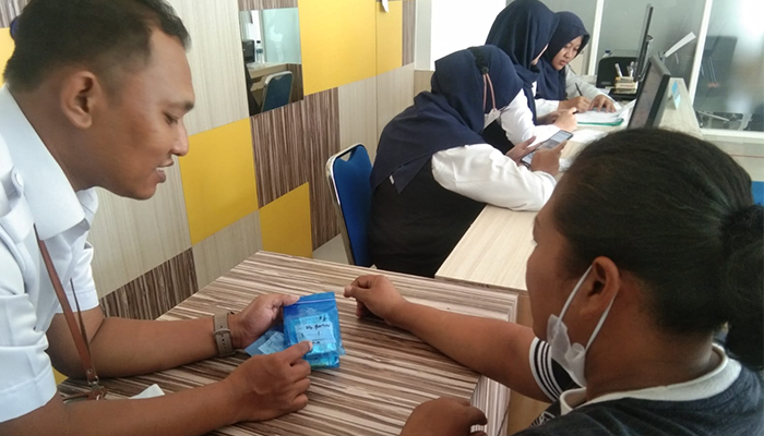Petugas saat memberikan pelayanan kesehatan gratis yang digelar di Klinik Mediska Sragen Jumat (17/5).