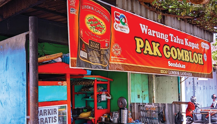 Warung tahu kupat andalan warga solo.