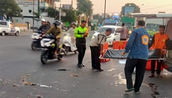 Tempat Kejadian Perkara (TKP) pengendara sepeda motor yang ditabrak truk hino