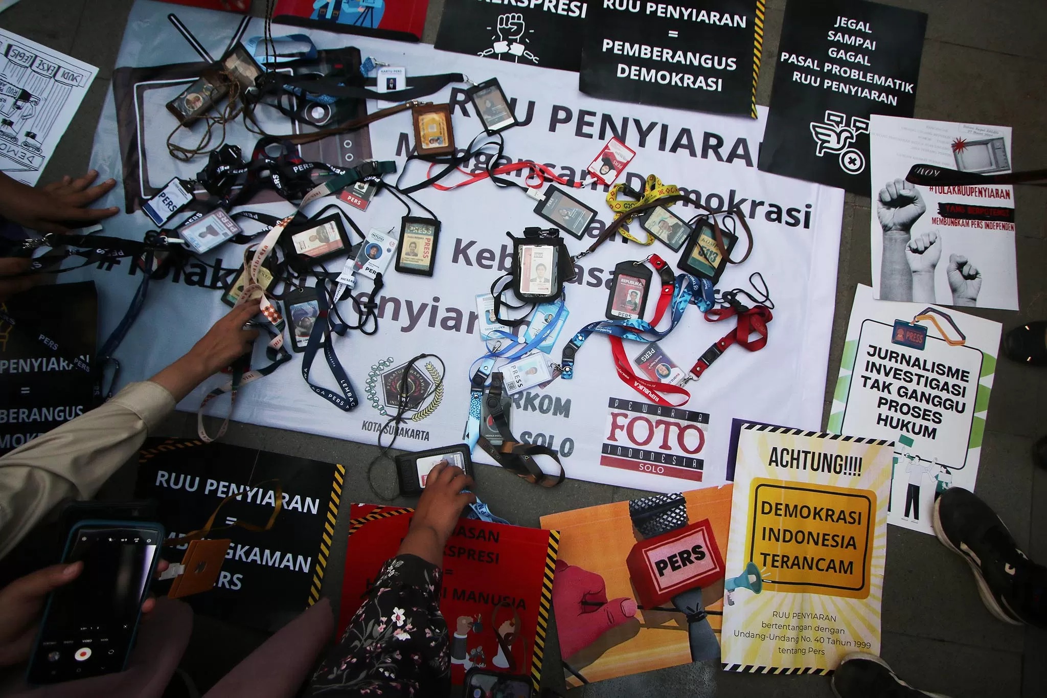 Aksi jurnalis Solo menentang pasal kontroversial RUU Penyiaran di Manahan, Selasa (21/5).