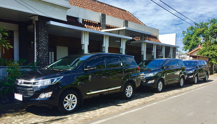 Deretan armada pesanan wisatawan milik pengusaha rental mobil di Solo.