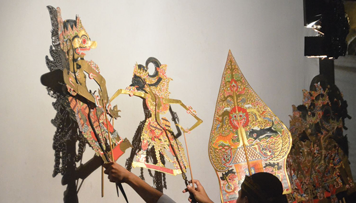 Dua tokoh wayang yang menggambarkan peperangan menuruti hawa nafsu angkara murka.