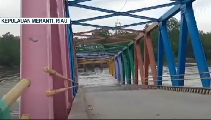 Viral video jembatan di Kepulauan Meranti, Riau ambruk.