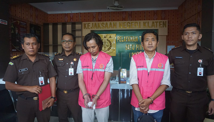 Dua pelaku kredit fiktif yang resmi di PHK oleh BRI Klaten saat berada di Kantor Kajari Klaten akhir Maret 2024