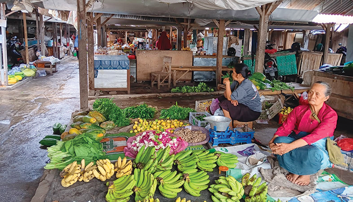 Suasana Pasar Gentongan di Desa Gemblegan, Kecamatan Kalikotes, Klaten, Jumat (24/5).