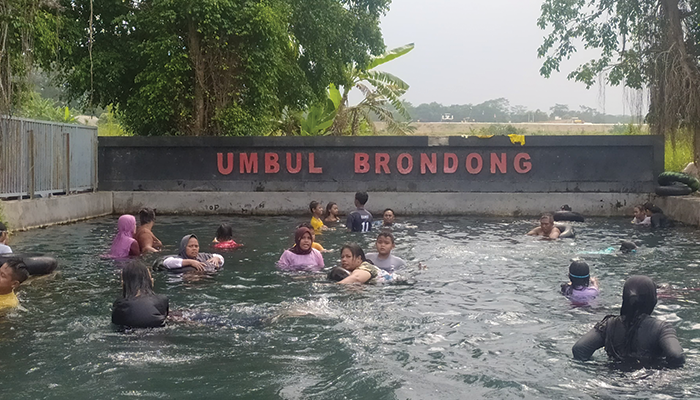 Umbul Brondong merupakan salah satu destinasi wisata air di Klaten yang berlatar pemadangan gunung Merapi dan Merbabu.