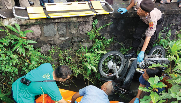Evakuasi jenazah di depan Sekolah Menengah Pertama Negeri (SMPN) 12 Surakarta.