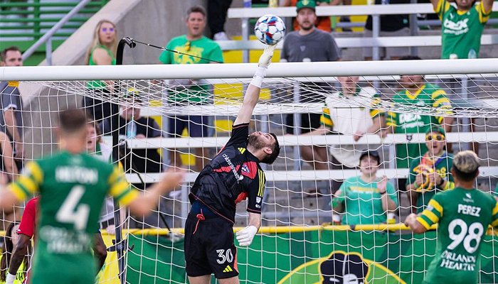 Aksi Maarten Paes saat membela FC Dallas di Major League Soccer.