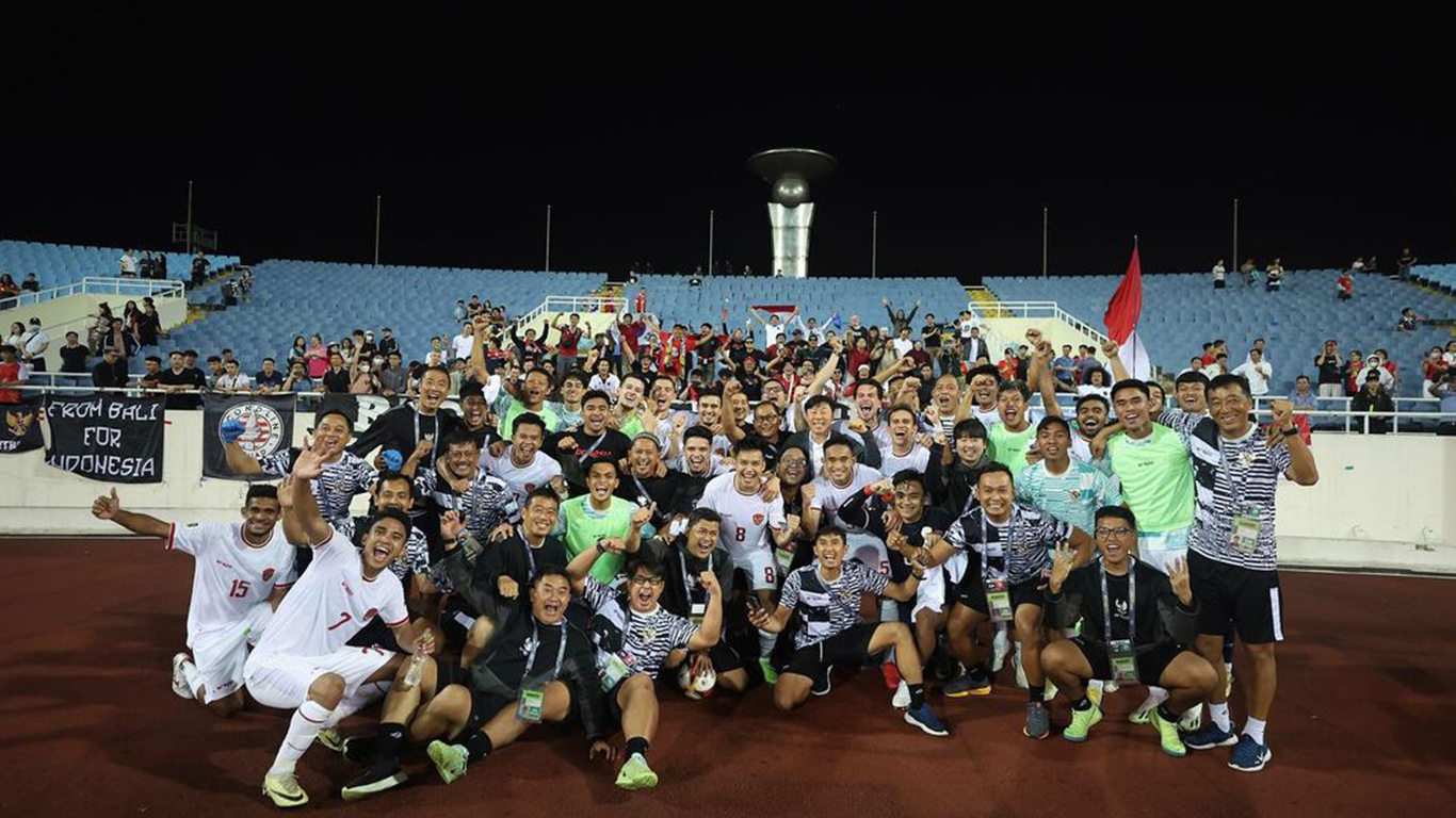 Potret perayaan Timnas Indonesia yang berhasil kalahkan Vietnam di Hanoi.