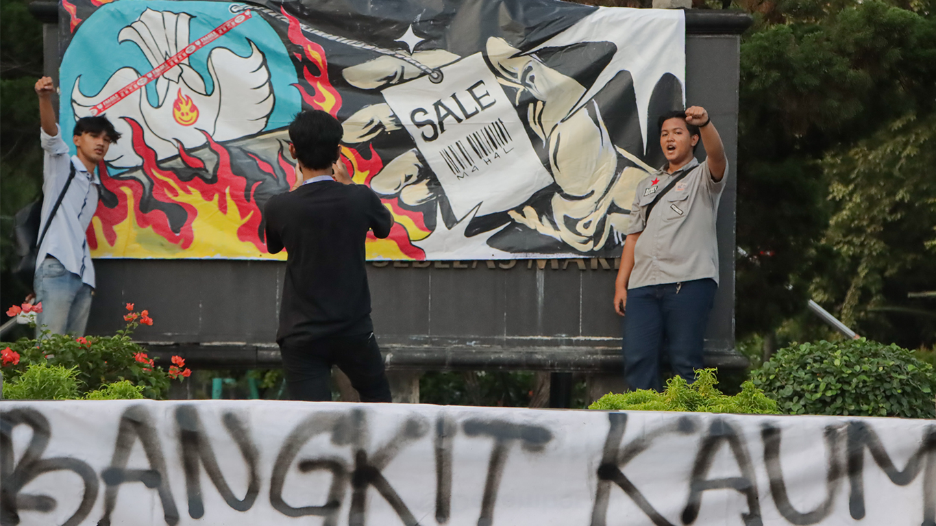 Aksi demo yang dilakukan Aliansi gabungan BEM UNS dan organisasi mahasiswa  (27/5) sore.
