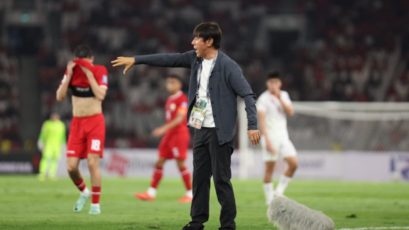 Potret Shin Tae-yong saat memberikan intruksi kepada pemain Timnas Indonesia.