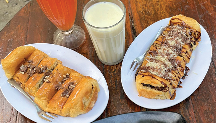 Roti bakar dan susu murni di KedaiMapuluh.