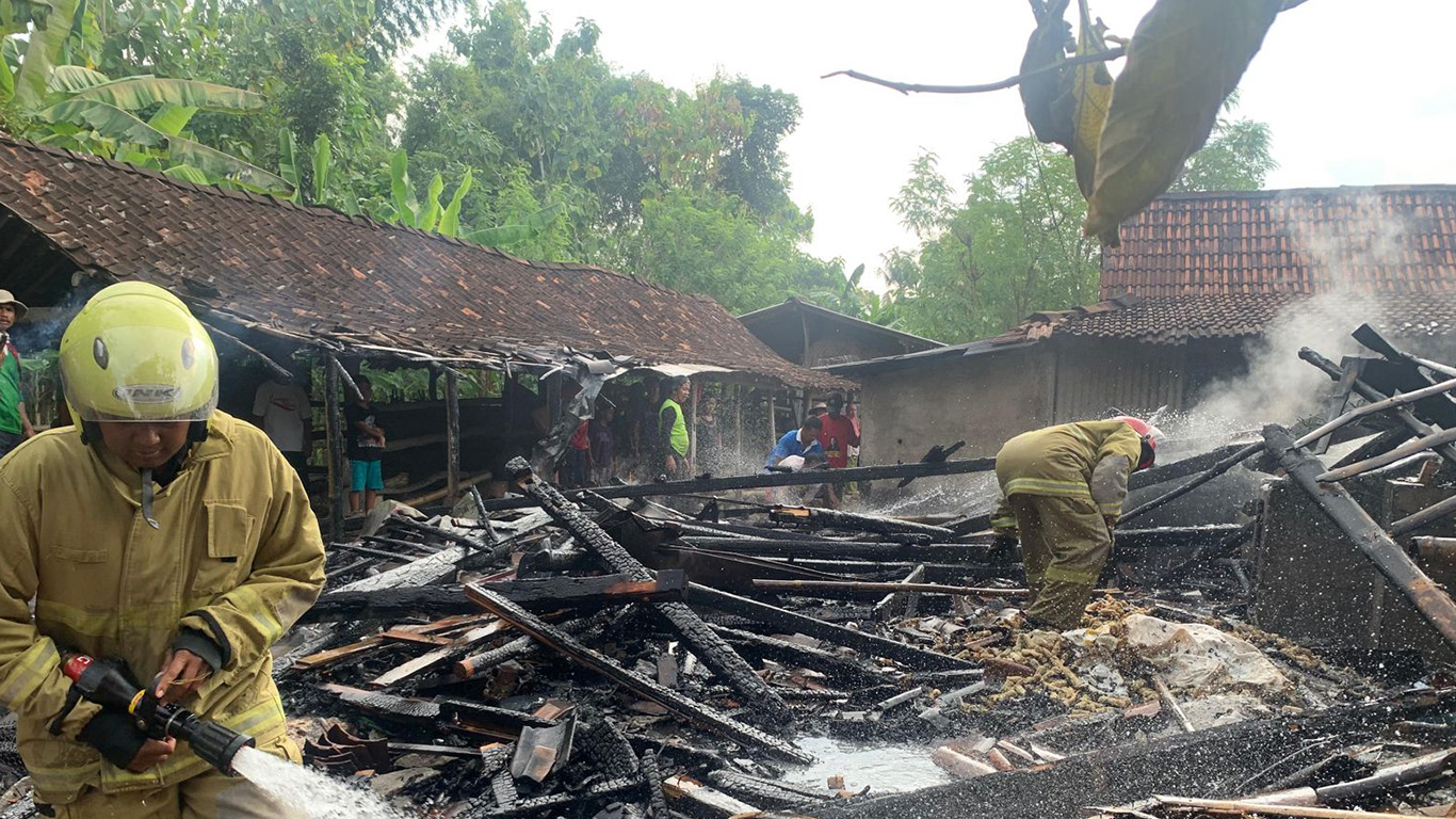 Foto: Penanganan kebakaran pabrik tahu di Dusun Grogol RT 03 RW 02 Desa Pucanganom Kecamatan Giritontro Selasa (28/5).