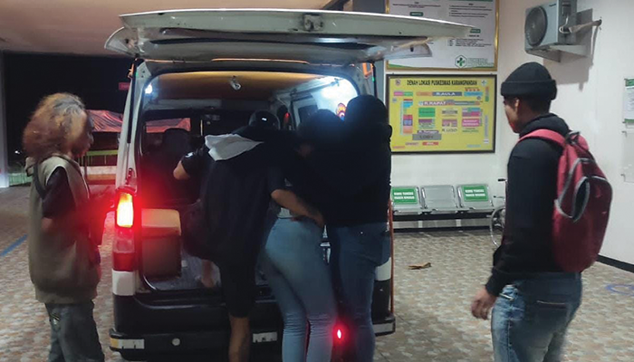 Seorang perempuan nekat minum sabun cuci piring akibar sakit hati.