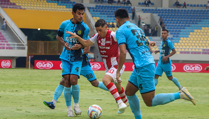 Potret kelincahan Messidoro melewati pemain belakang Persikabo.