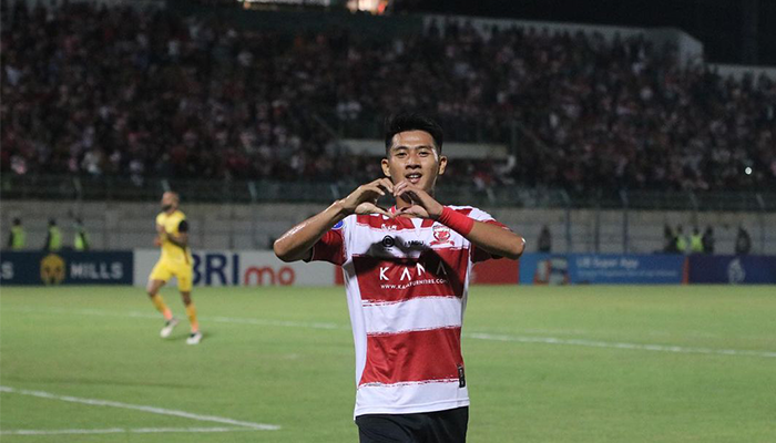 Aksi selebrasi Malik Risaldi saat bermain untuk Madura United.
