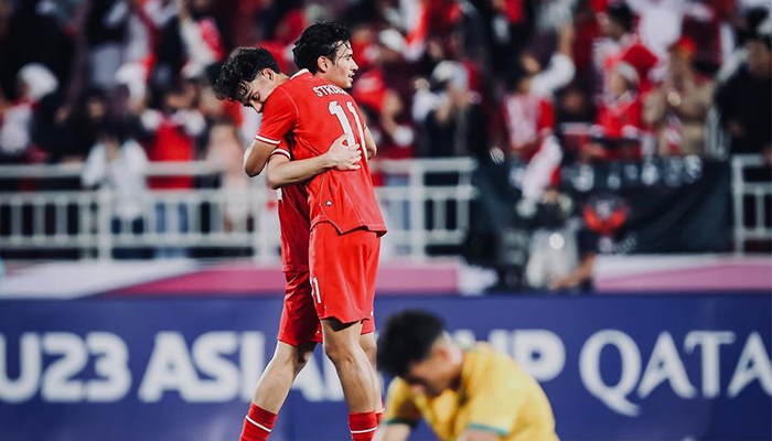 Momen Nathan berpelukan dengan Rafael Struick.