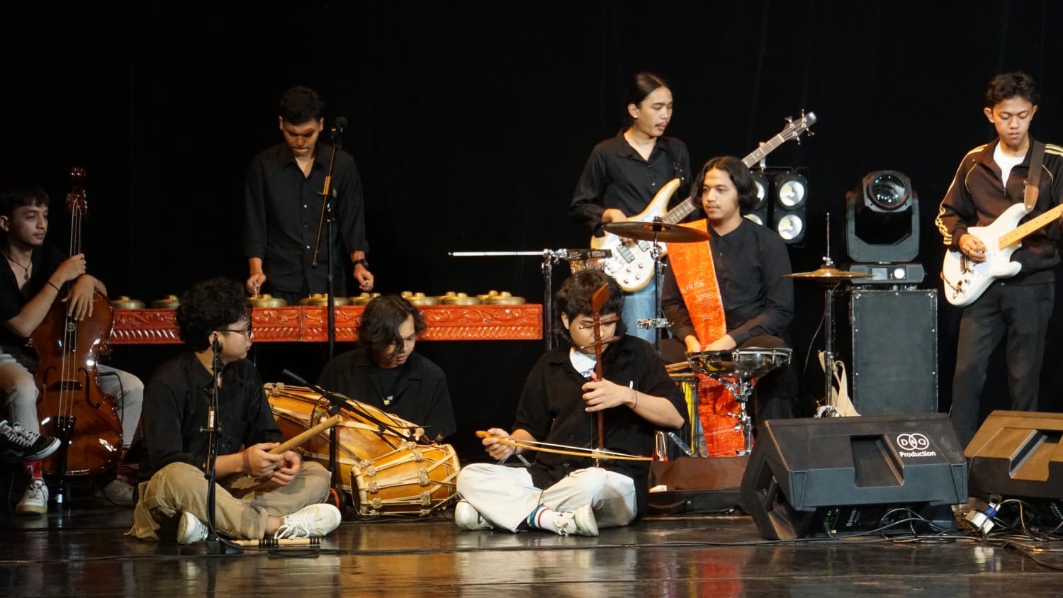 Gemuruh pertunjukan musik tradisi terdengar meriah dari pendopo Taman Budaya Jawa Tengah, Selasa malam (28/5).