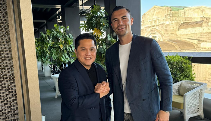 Emil Audero bersalaman dengan Erick Thohir.