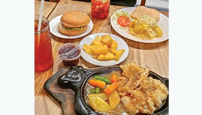 Salah satu steak ayam hits di Kota Solo.