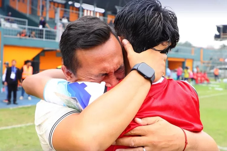 Pemain dan pelatih Persiku Kudus berpelukan usai dipastikan promosi ke Liga 2.