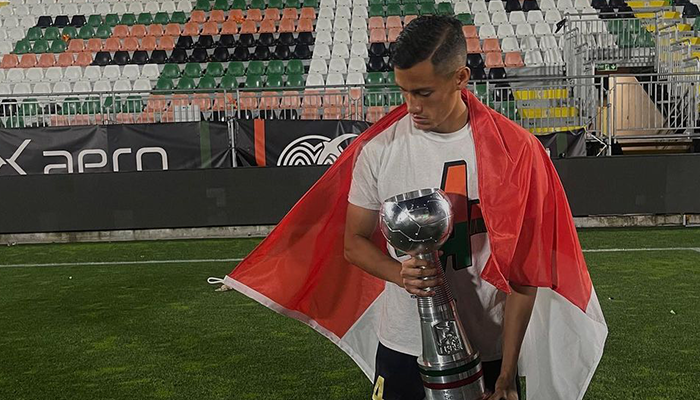 Jay Idzes membawa Piala Promosi Serie A membawa bendera Indonesia.