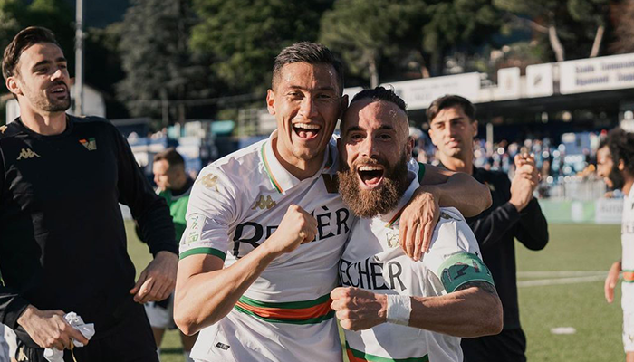 Momen Jay Idzes merayakan kemenangan Venezia bersama rekannya.