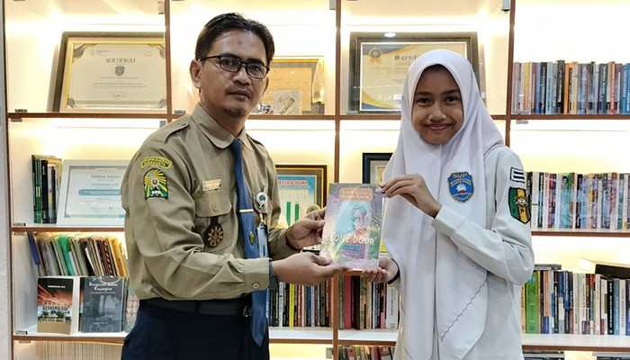 Kepala SMP Muhammadiyah PK, Ustaz Muhdiyatmoko mengapresiasi karya Hafizha Addina Aisy Syahri.