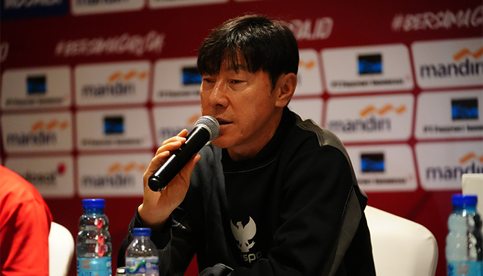 Potret Shin Tae-yong saat konferensi pers.