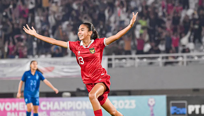 Claudia Scheunemann, Stiker Timnas Putri Indonesia.