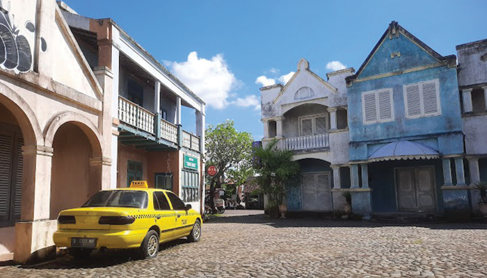 Studio Alam Gamplong, Yogyakarta sajikan bangunan kuno ala Hollywod.
