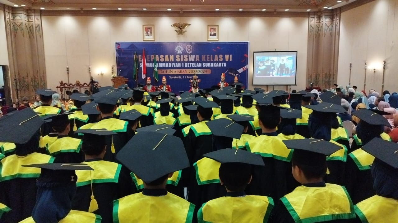 Sebanyak 130 siswa SD Muhammadiyah 1 Ketelan Solo di Hotel mengikuti prosesi wisuda di Sahid Jaya Solo, Selasa (11/6/2024).