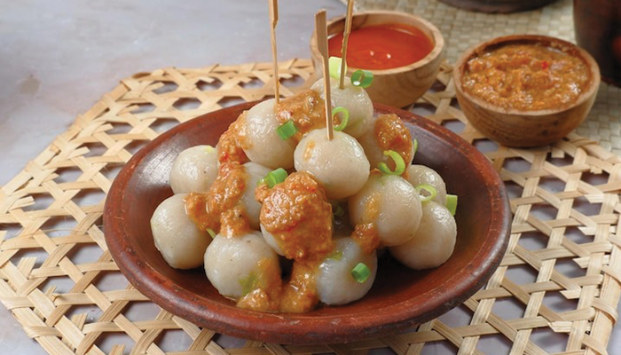 Ilustrasi perbedaan cilok dan salome yang tengah viral.