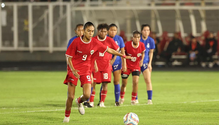 Claudia Scheunemann, Penyerang Timnas Indonesia saat mengambil tendangan penalti melawan Singapura.