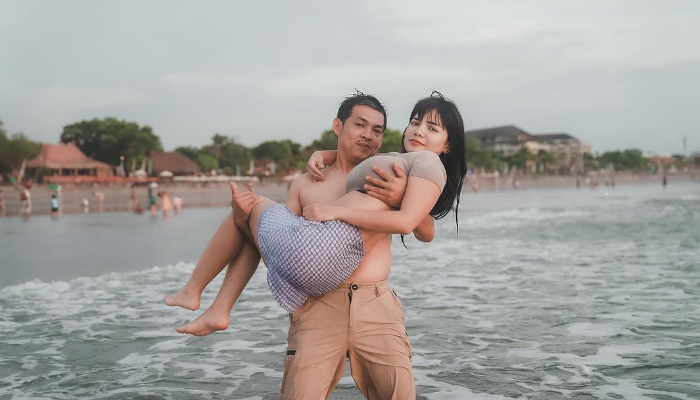 Dinar Candy dan Ko Apex. Sang pengusaha kekasih DJ itu dijemput paksa polisi.