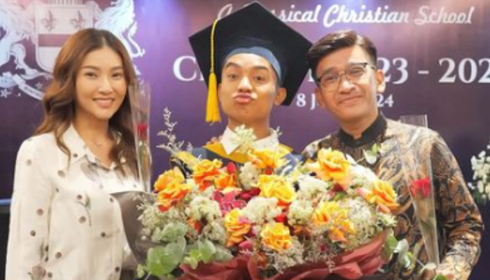 Sarwendah dan Ruben Onsu saat hadiri wisuda Betrand Peto.