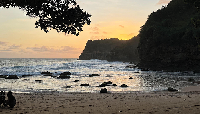 Pemandangan sunset di Pantai Ngetun Yogyakarta.