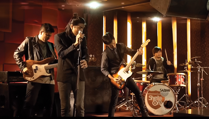 Sheila on 7 - Film Favorit [Official Music Video].