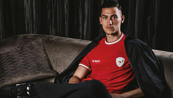 Jay Idzes di sesi pemotretan Timnas Indonesia.