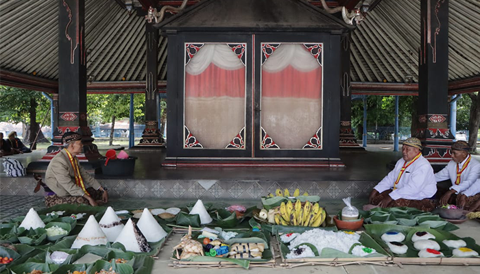 Keraton Kasunanan Surakarta Hadiningrat menggelar jamasan pusaka di Siti Inggil, Kompleks Keraton Kasunanan, Kamis (13/6).