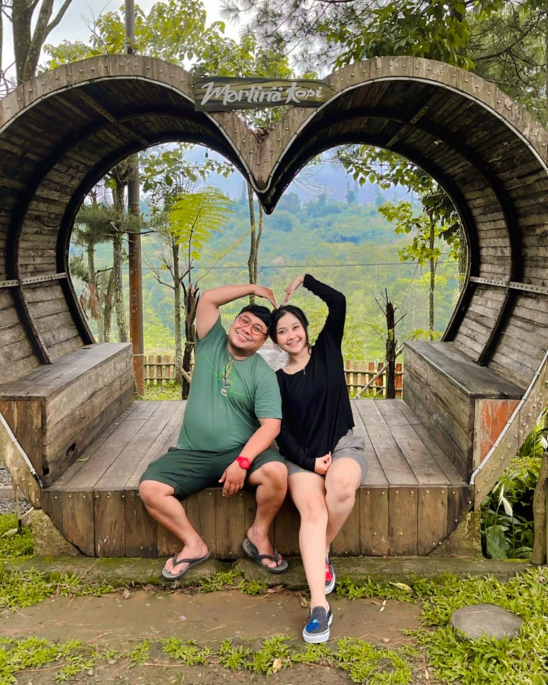 Riyuka Bunga kini putuskan bercerai dari Heri Horeh setelah sang suami tak bisa lepaskan masa lalu.