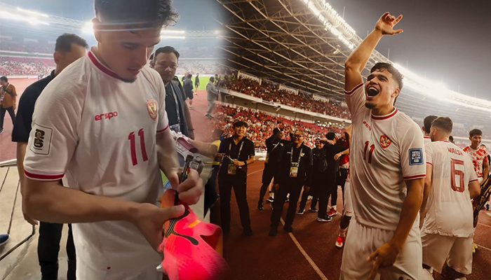 Momen Ragnar Oratmangoen memberikan sepatu kepada fans Timnas.