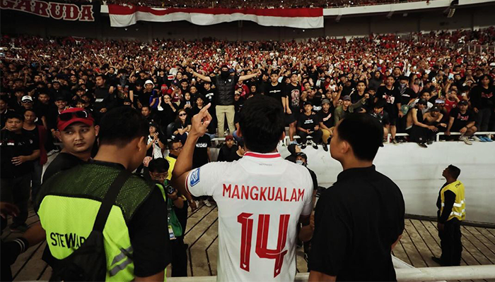 Momen Asnawi menghampiri Ultras Garuda usai Laga Vs Filipina (11/6).