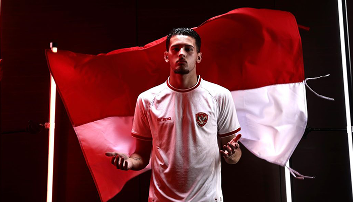 Potret Justin Hubner di sesi pemotretan Timnas Indonesia.