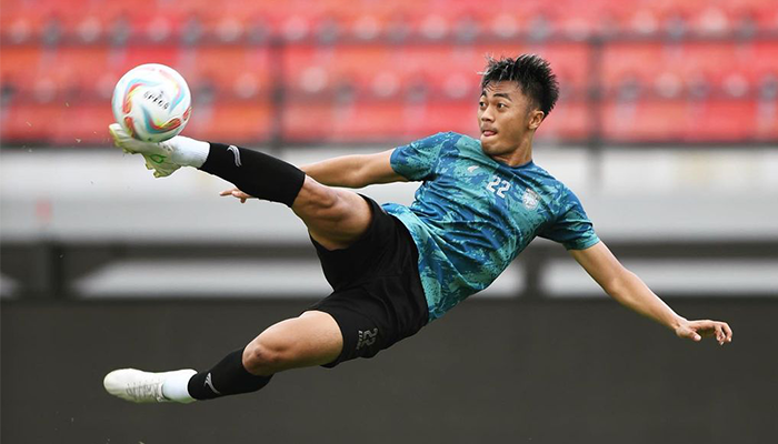 Aksi Rizky Dwi di sesi latihan bersama Borneo FC.