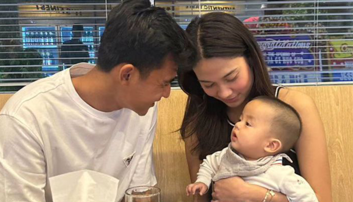 Potret lucu Azizah Salsha bersama sang suami Pratama Arhan memangku anak bayi.