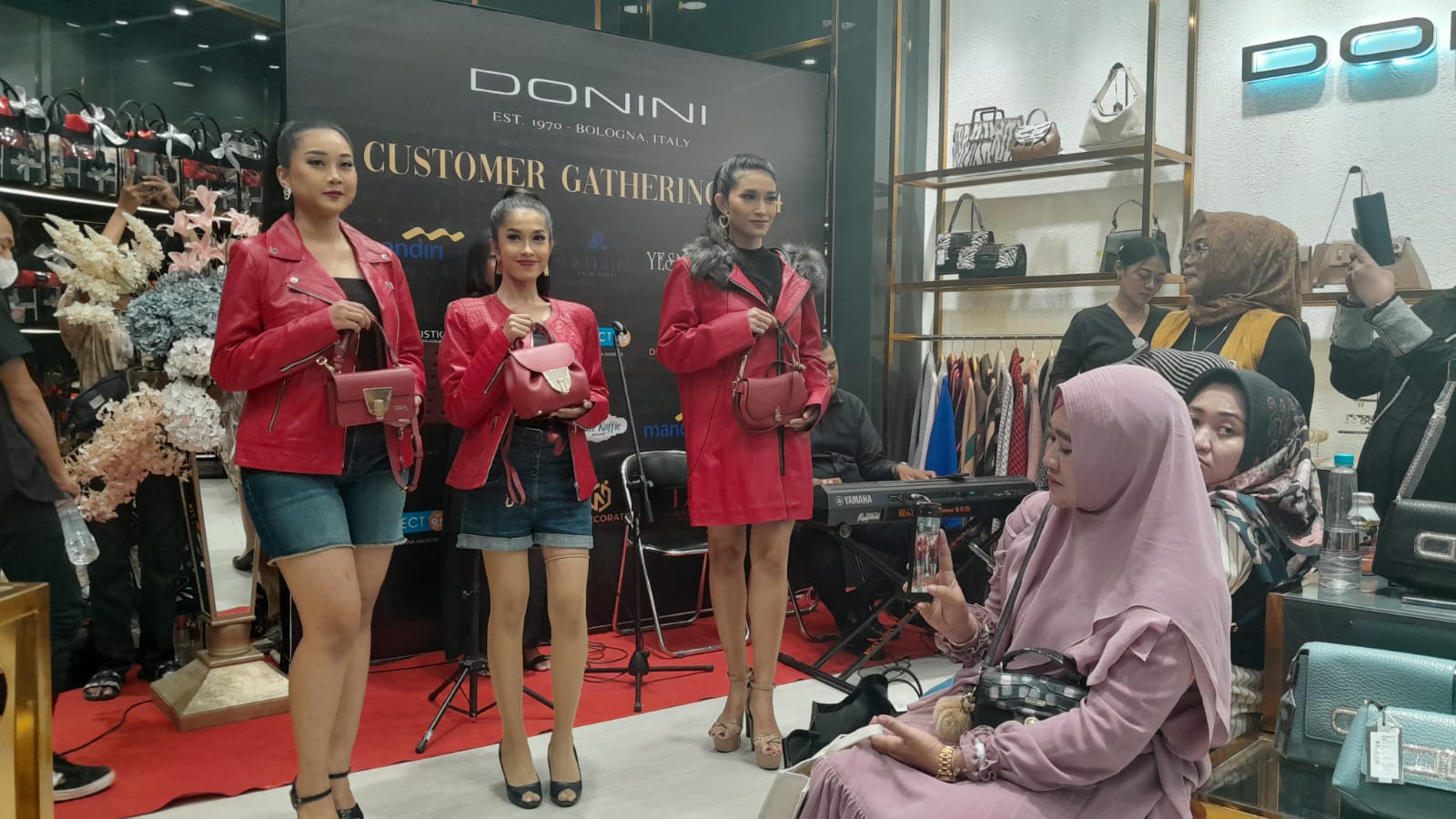 Launching outlet Donini di lantai 1 The Park Mall Solo Baru, Sabtu (15/6/2024). Di tempat ini, pelanggan bisa berbelanja dengan lebih nyaman.